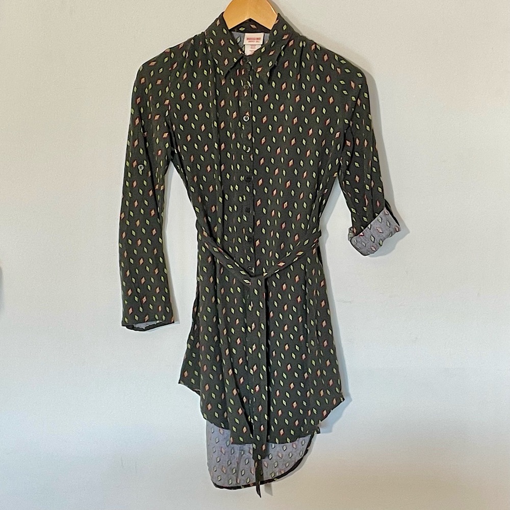 Missimo XS high-low, belted, button-up top with colorful diamond design